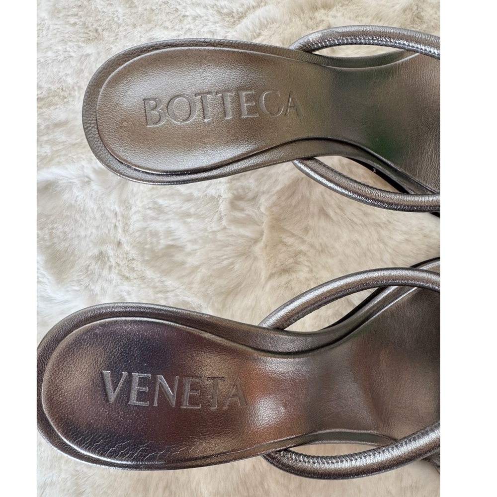 Authentic Bottega Veneta Blink Sandal Lamina Smooth Silver Metallic size 38 NIB - Picture 4 of 9